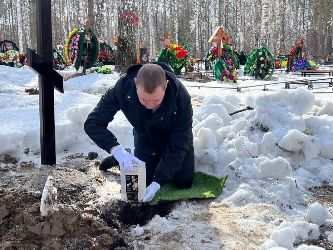 Захоронение урны с прахом